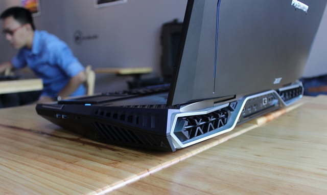 Laptop siêu khủng của Acer về Việt Nam có giá 230 triệu đồng - 3 Khi gấp máy lại, người dùng sẽ thấy máy có những đường vát mạnh mẽ, nam tính, đúng chất game thủ. Phần sau máy, kiểu dáng thiết kế tựa hình mang cá với những đường viền kim loại chạy dọc khá tinh tế.
