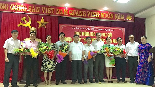 Đón các chàng trai mang vinh quang về cho Tổ quốc, quê nhà - 8 UBND tỉnh Nghệ An cũng tặng quà cho các giáo viên trực tiếp hướng dẫn các em có được thành tích cao trong kỳ thi Olympic quốc tế.