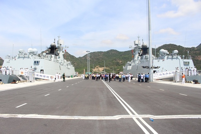 Cảng Cam Ranh - Điểm dừng chân quen thuộc trên hành trình qua Biển Đông - 6 Biên đội 3 tàu Hải quân Trung Quốc vào tháng 10/2016 đã có chuyến thăm Cảng quốc tế Cam Ranh với thủy thủ đoàn gần 750 người