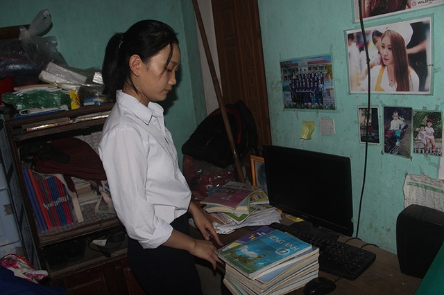Rưng rưng nước mắt ngày trở lại trường của nữ sinh nghèo vượt khó - 3 Nhờ sự giúp đỡ của các nhà hảo tâm, 4 chị em Hồng đã có đủ sách vở cho năm học mới.
