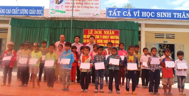 100 suất học bổng Grobest Việt Nam đến với học sinh nghèo Lâm Đồng - 1 Trao học bổng cho 100 em học sinh nghèo tại huyện Đam Rông, tỉnh Lâm Đồng