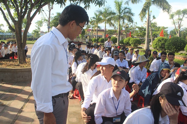 Rưng rưng nước mắt ngày trở lại trường của nữ sinh nghèo vượt khó - 5 Thầy giáo chủ nhiệm thăm hỏi cô học trò có hoàn cảnh khó khăn trong buổi tựu trường.