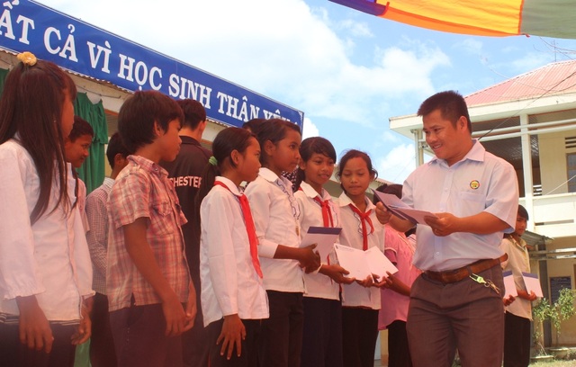 100 suất học bổng Grobest Việt Nam đến với học sinh nghèo Lâm Đồng - 4 Nhiều học sinh rất phấn khởi và nở nụ cười rạng rỡ khi nhận được quà từ công ty Grobest Việt Nam