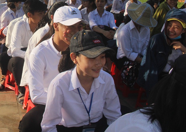 Rưng rưng nước mắt ngày trở lại trường của nữ sinh nghèo vượt khó - 1 Niềm vui của em Phạm Thị Hồng trong buổi tựu trường hôm nay (5/9).