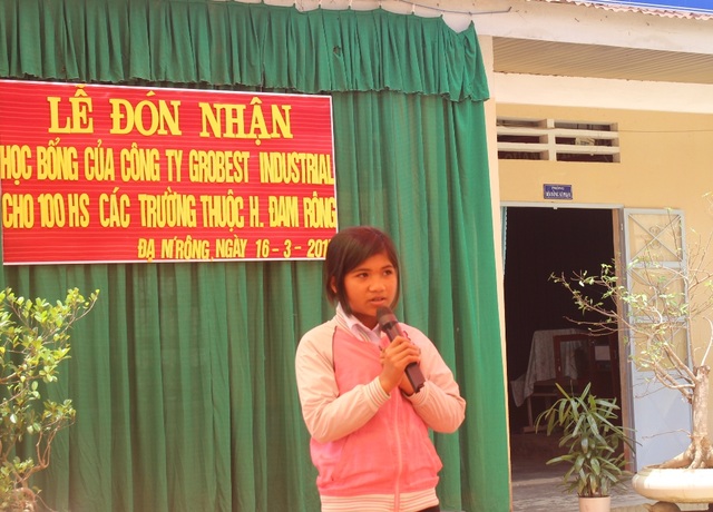 100 suất học bổng Grobest Việt Nam đến với học sinh nghèo Lâm Đồng - 5 Đại diện học sinh cho 4 trường lên nói lời cảm ơn đến các nhà hảo tâm