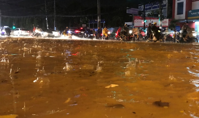Khốn đốn lội nước cạnh hồ điều tiết chống ngập thông minh - 2 Cơn mưa lớn chiều tối 28/9 khiến nhiều tuyến đường ở vùng phía Đông TPHCM chìm trong biển nước.