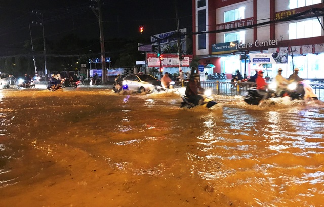 Khốn đốn lội nước cạnh hồ điều tiết chống ngập thông minh - 10 Khốn đốn lội nước cạnh hồ điều tiết chống ngập thông minh - 10