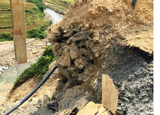 Sụt lún chưa từng thấy trên quốc lộ gần 100 triệu USD - 14 Một lượng lớn đá ngăn ở phần taluy âm bị nước lũ bứt phá