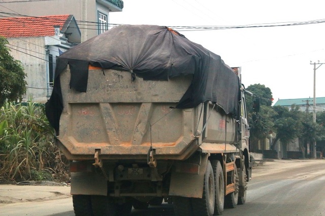 Ninh Bình: Đoàn xe siêu tải “cày ngày cày đêm”, tỉnh lộ căng mình… chống đỡ! - 10 Ninh Bình: Đoàn xe siêu tải “cày ngày cày đêm”, tỉnh lộ căng mình… chống đỡ! - 10