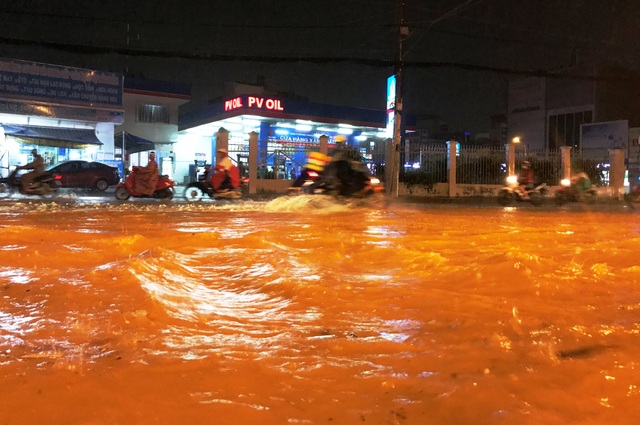 Khốn đốn lội nước cạnh hồ điều tiết chống ngập thông minh - 7
Thậm chí sau khi mưa dứt hơn 20 phút, mặt đường tại khu vực nói trên vẫn ngập sâu trong biển nước.