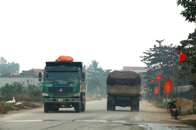 Ninh Bình: Đoàn xe siêu tải “cày ngày cày đêm”, tỉnh lộ căng mình… chống đỡ! - 5
Tình trạng xe quá tải gây nhức nhối thời gian dài trên tỉnh lộ 479 nhưng đến nay các ngành chức năng, chính quyền địa phương vẫn chưa thể dẹp bỏ.