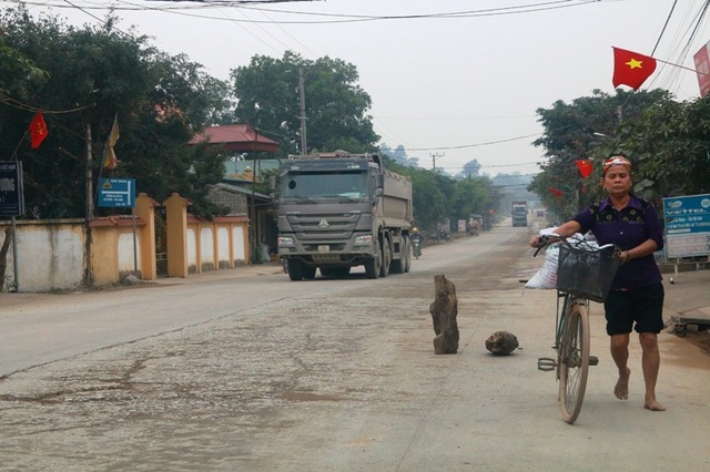 Ninh Bình: Tỉnh chỉ đạo xử lý đoàn xe “siêu tải”, cơ quan chức năng “kêu khó”! - 4 Xe quá tải thường xuyên đe dọa an toàn của người dân sống hai bên đường 479.