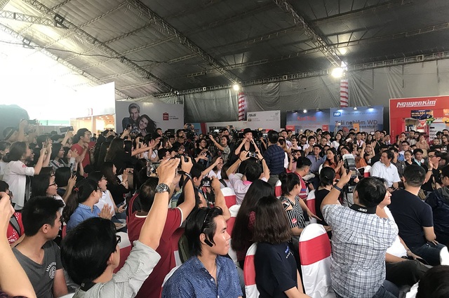 Canon Expo 2017 chính thức khai mạc, đánh dấu 15 năm tại Việt Nam - 4 Đông đảo khách tham quan vào sáng nay 26/10