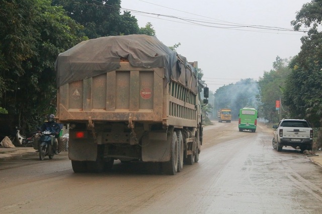 Ninh Bình: Đoàn xe siêu tải “cày ngày cày đêm”, tỉnh lộ căng mình… chống đỡ! - 2 Không kể ngày hay đêm, đoàn xe siêu tải này vẫn ngang nhiên chạy ầm ầm như chốn không người.
