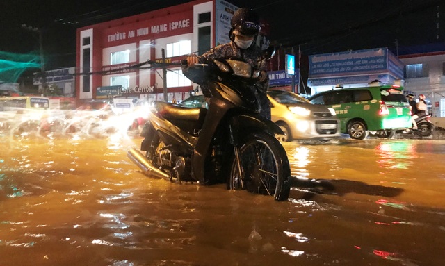 Khốn đốn lội nước cạnh hồ điều tiết chống ngập thông minh - 9 Nhiều phương tiện bị nước ngập chết máy khiến người dân phải bì bõm lội nước tìm đường về nhà.
