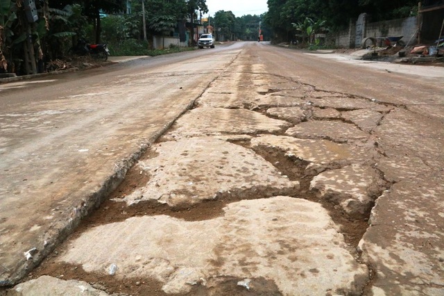 Ninh Bình: Đoàn xe siêu tải “cày ngày cày đêm”, tỉnh lộ căng mình… chống đỡ! - 16 Một đoạn đường nát bét vì xe quá tải cày ngày cày đêm.