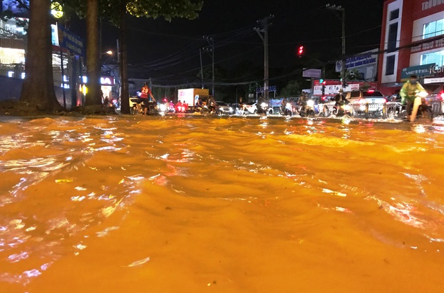 Khốn đốn lội nước cạnh hồ điều tiết chống ngập thông minh - 6 Nước lênh láng trong cơn mưa lớn trên đường Võ Văn Ngân dù khu vực này có hồ điều tiết thông minh chống ngập.