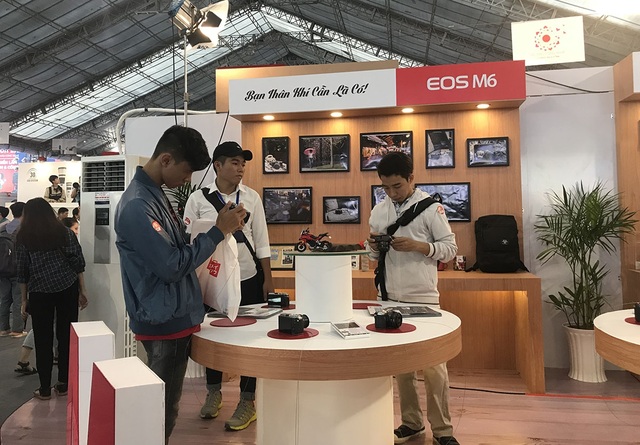 Canon Expo 2017 chính thức khai mạc, đánh dấu 15 năm tại Việt Nam - 7 Khu trưng bày các dòng máy không gương lật