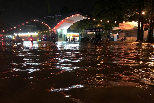 Khốn đốn lội nước cạnh hồ điều tiết chống ngập thông minh - 11 Vị trí trước Nhà Thiếu nhi Thủ Đức vừa được làm công trình hồ điều tiết thông minh chống ngập vào đầu tháng 8 vừa qua. Tuy nhiên trong và sau cơn mưa chiều tối nay (28/9), nước vẫn ngập lênh láng.