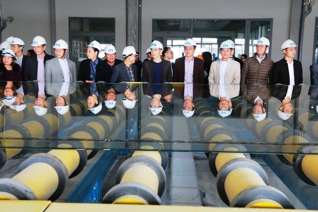 Nhà máy kính CFG Ninh Bình xuất sản phẩm kính đầu tiên ra thị trường - 3 Khách hàng tham qua quá trình sản xuất kính tại Nhà máy kính CFG Ninh Bình.