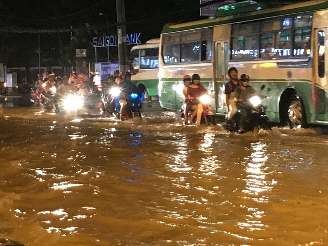 Khốn đốn lội nước cạnh hồ điều tiết chống ngập thông minh - 8 Dòng xe cô lưu thông 1 làn trên đường Võ Văn Ngân để tránh nơi ngập sâu khiến giao thông ùn ứ.