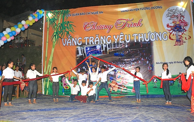 Mang Trung thu đến với trẻ em vùng lòng hồ thủy điện Bản Vẽ - 4 Mang Trung thu đến với trẻ em vùng lòng hồ thủy điện Bản Vẽ - 4
