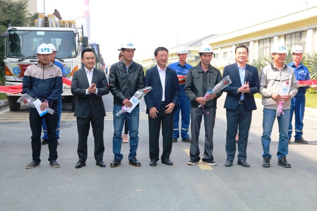 Nhà máy kính CFG Ninh Bình xuất sản phẩm kính đầu tiên ra thị trường - 7 Lãnh đạo Tập đoàn INDEVCO và Nhà máy kính CFG Ninh Bình tặng hoa, quà chúc các lái xe đưa những sản phẩm kính Hạ Long CFG đến tay người tiêu dùng an toàn.