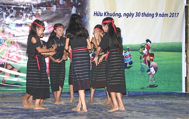 Mang Trung thu đến với trẻ em vùng lòng hồ thủy điện Bản Vẽ - 7 Mang Trung thu đến với trẻ em vùng lòng hồ thủy điện Bản Vẽ - 7