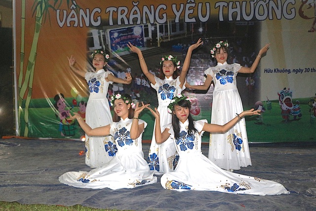 Mang Trung thu đến với trẻ em vùng lòng hồ thủy điện Bản Vẽ - 8 Mang Trung thu đến với trẻ em vùng lòng hồ thủy điện Bản Vẽ - 8