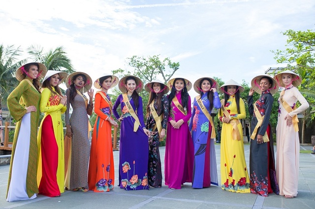 Người đẹp Miss Grand International 2017 trổ tài làm nón lá, bánh lọc - 9 Duyên dáng với nón lá và tà áo dài truyền thống