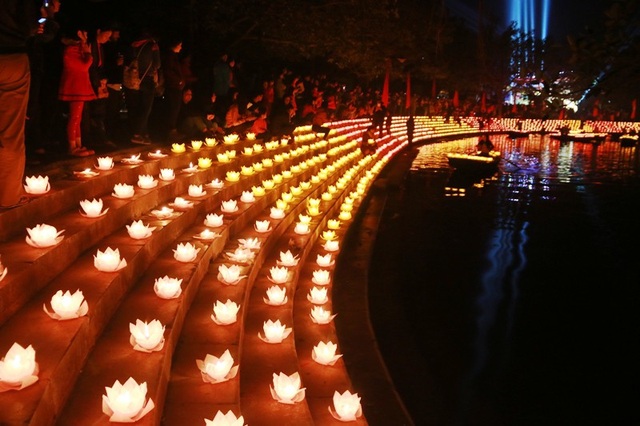 Tam Cốc – Bích Động “bừng sáng” trong đêm hội mừng năm mới 2018 - 4 Tam Cốc – Bích Động “bừng sáng” trong đêm hội mừng năm mới 2018 - 4