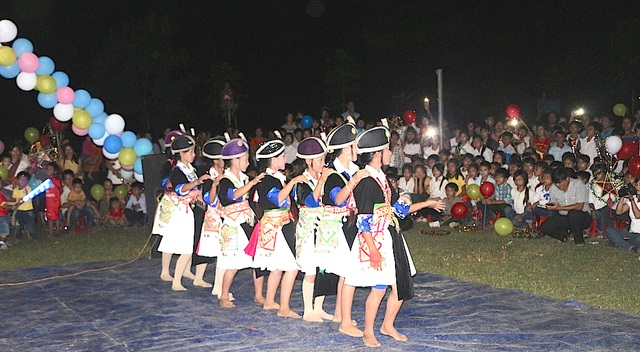 Mang Trung thu đến với trẻ em vùng lòng hồ thủy điện Bản Vẽ - 9 Những tiết mục văn nghệ cây nhà lá vườn do các em học sinh mầm non, tiểu học và THCS xã Hữu Khuông cùng các cô giáo biểu diễn để lại ấn tượng, thú vị ...