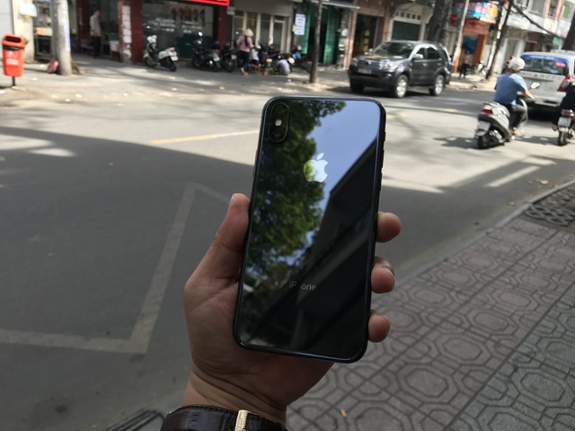 IPhone X đầu tiên về Việt Nam với giá 68 triệu đồng đã có người mua ngay - 2 IPhone X đầu tiên tại Việt Nam