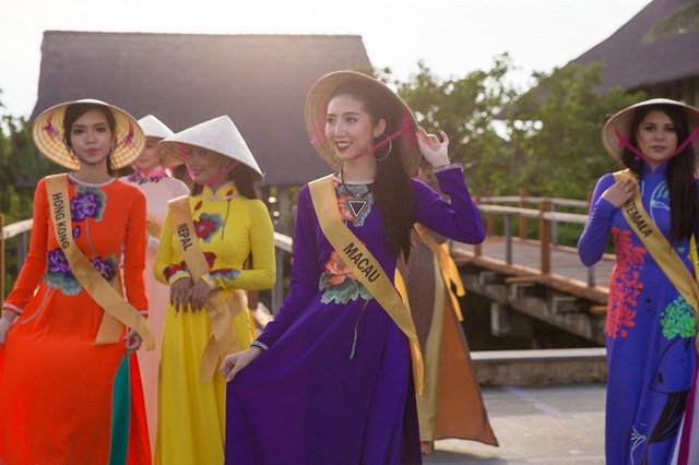 Người đẹp Miss Grand International 2017 trổ tài làm nón lá, bánh lọc - 7 Người đẹp Miss Grand International 2017 trổ tài làm nón lá, bánh lọc - 7