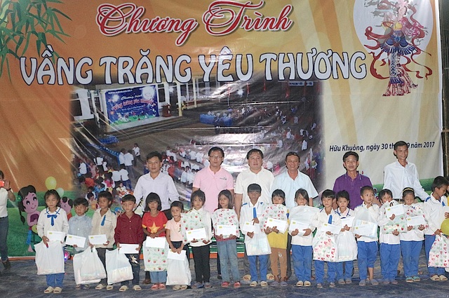 Mang Trung thu đến với trẻ em vùng lòng hồ thủy điện Bản Vẽ - 17
Dịp này CLB liên quân báo chí Nghệ An phối hợp cùng các tổ chức, nhà hảo tâm, cá nhân, công ty... trên cả nước trao 700 suất quà trị giá gần 300 triệu đồng đến các em học sinh, người dân xã Hữu Khuông.