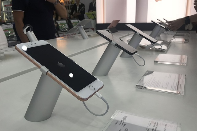 Mở bán iPhone 8 chính hãng: “Tưởng ế” hóa ra lại bán tốt - 6 Cùng chung nhận định, vị đại diện từ FPT Shop cũng cho rằng, con số đặt hàng và hôm nay người dùng đến mua đợt đầu khá đông đảo cho thấy sức hút riêng của iPhone chính hãng với lượng fan hùng hậu.