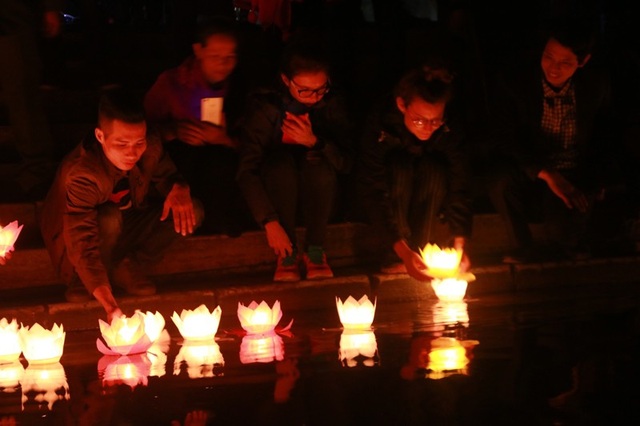 Tam Cốc – Bích Động “bừng sáng” trong đêm hội mừng năm mới 2018 - 16 Người dân, du khách nô nức cùng nhau thả hoa đăng cầu bình an, may mắn cho năm mới; thắp sáng dòng sông Ngô Đồng, quảng bá để Tam Cốc - Bích Động ngày càng hút nhiều du khách trong và ngoài nước hơn nữa.