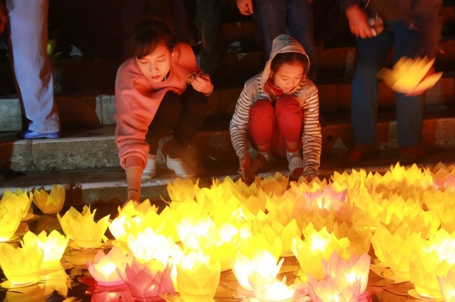 Tam Cốc – Bích Động “bừng sáng” trong đêm hội mừng năm mới 2018 - 14 Tam Cốc – Bích Động “bừng sáng” trong đêm hội mừng năm mới 2018 - 14