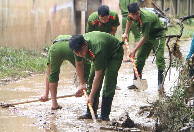 Nhiều vùng vẫn ngập sâu, cảnh sát cứu hỏa giúp dân chống "giặc nước" - 5 Dọn dẹp đường giao thông nông thôn