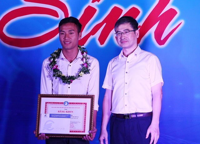 Trả lại 320 triệu đồng cho khách, nam sinh được nhà trường thưởng "nóng" - 1 Hiệu trưởng Đại học Điện lực Trương Huy Hoàng (bên phải) tặng bằng khen và thưởng nóng cho sinh viên có hành động tốt Vũ Huy Cảng