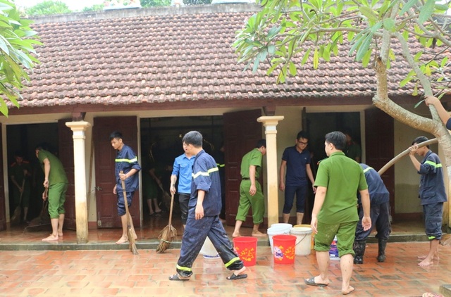 Nhiều vùng vẫn ngập sâu, cảnh sát cứu hỏa giúp dân chống "giặc nước" - 4 Đoàn viên thanh niên Cảnh sát PCCC Thanh Hóa giúp dân dọn dẹp nhà cửa sau khi lũ rút