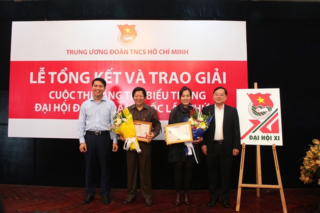 Công bố logo chính thức của Đại hội Đoàn toàn quốc lần thứ XI - 2 Ban tổ chức cuộc thi trao giải Nhì cho hai tác giả.