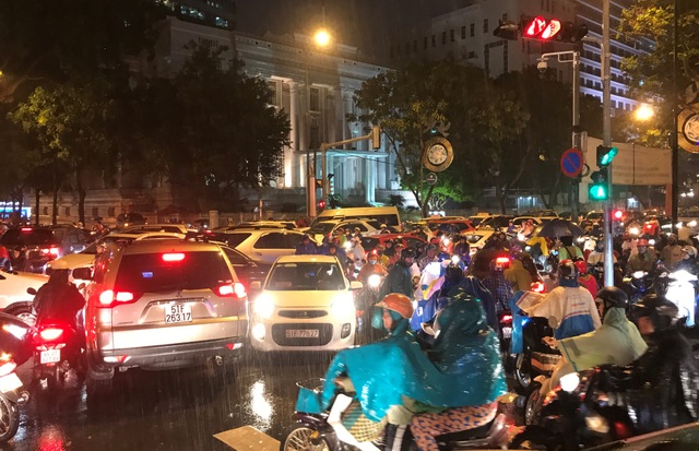 Đèn tín hiệu “vô dụng” giữa biển người xe - 9 Bất chấp giao lộ có đèn tín hiệu hoạt động, xe cộ vẫn chạy loạn xạ gây cảnh hỗn loạn.