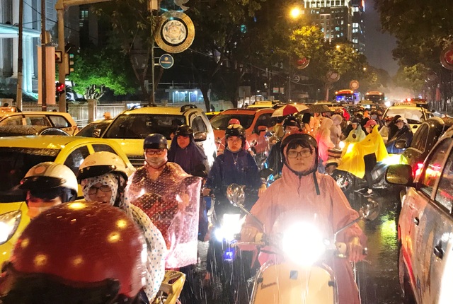 Đèn tín hiệu “vô dụng” giữa biển người xe - 2 Đèn tín hiệu “vô dụng” giữa biển người xe - 2