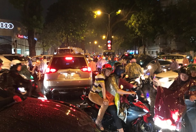 Đèn tín hiệu “vô dụng” giữa biển người xe - 7
Xe máy chen chúc giữa dòng ô tô để tìm đường thoát khỏi cảnh kẹt xe.