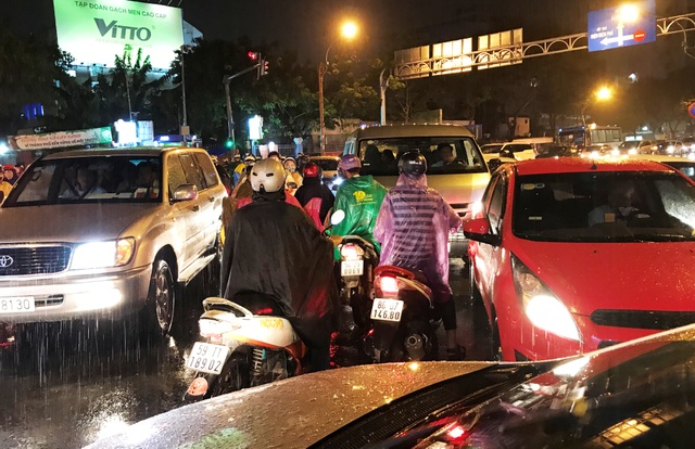 Đèn tín hiệu “vô dụng” giữa biển người xe - 1 Đèn tín hiệu “vô dụng” giữa biển người xe - 1