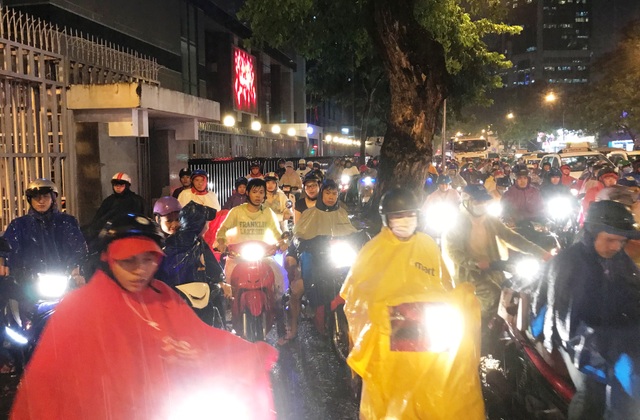 Đèn tín hiệu “vô dụng” giữa biển người xe - 6 Xe cộ kẹt từ dưới đường lên cả vỉa hè.