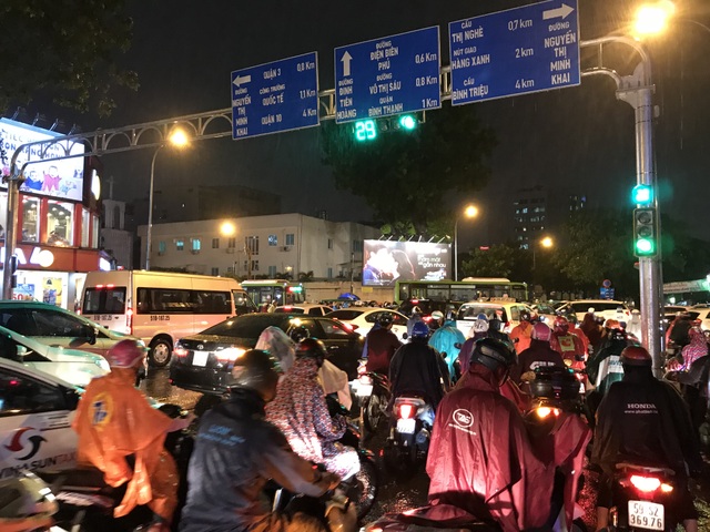 Đèn tín hiệu “vô dụng” giữa biển người xe - 3 Đèn tín hiệu “vô dụng” giữa biển người xe - 3