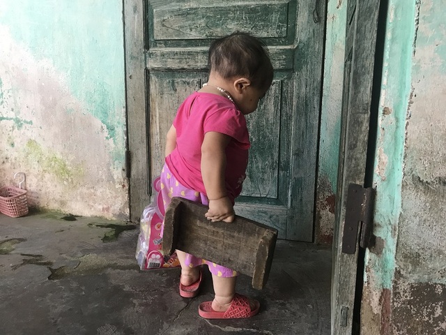 Kỳ lạ người phụ nữ 27 tuổi mang hình hài "trẻ lên 2" ở Thái Nguyên - 3 Dung hiếm khi ra khỏi nhà, hàng ngày cô chỉ quanh quẩn làm bạn với những món đồ chơi của mình. Ảnh: Minh Anh.