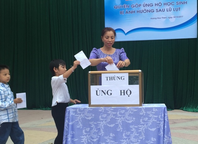 Những món quà ý nghĩa đến với học sinh vùng lũ - 1
Trường Tiểu học Hoàng Hoa Thám (phường Lam Sơn, thành phố Thanh Hóa) phát động ủng hộ học sinh bị ảnh hưởng lũ lụt.